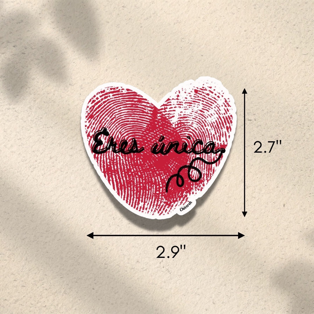 Chévereh red fingerprint heart vinyl sticker with "Eres única" text. Waterproof, glossy finish.