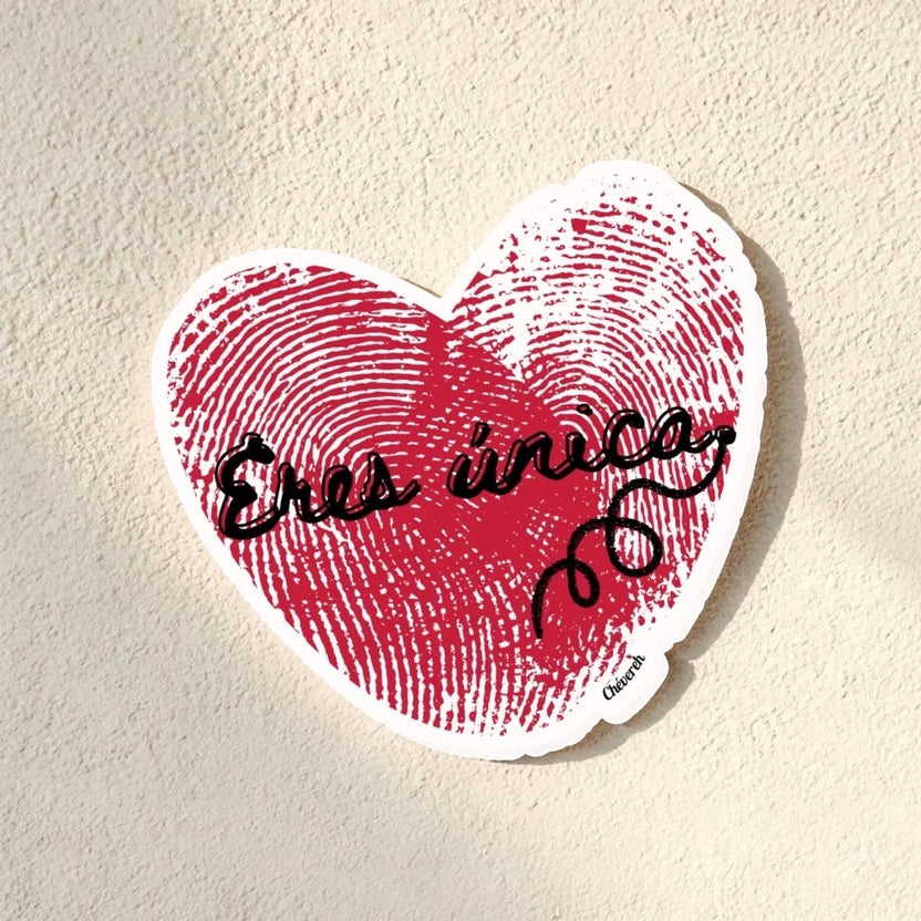 Chévereh red fingerprint heart vinyl sticker with black handwritten Spanish text 'Eres única'. Waterproof and glossy finish.