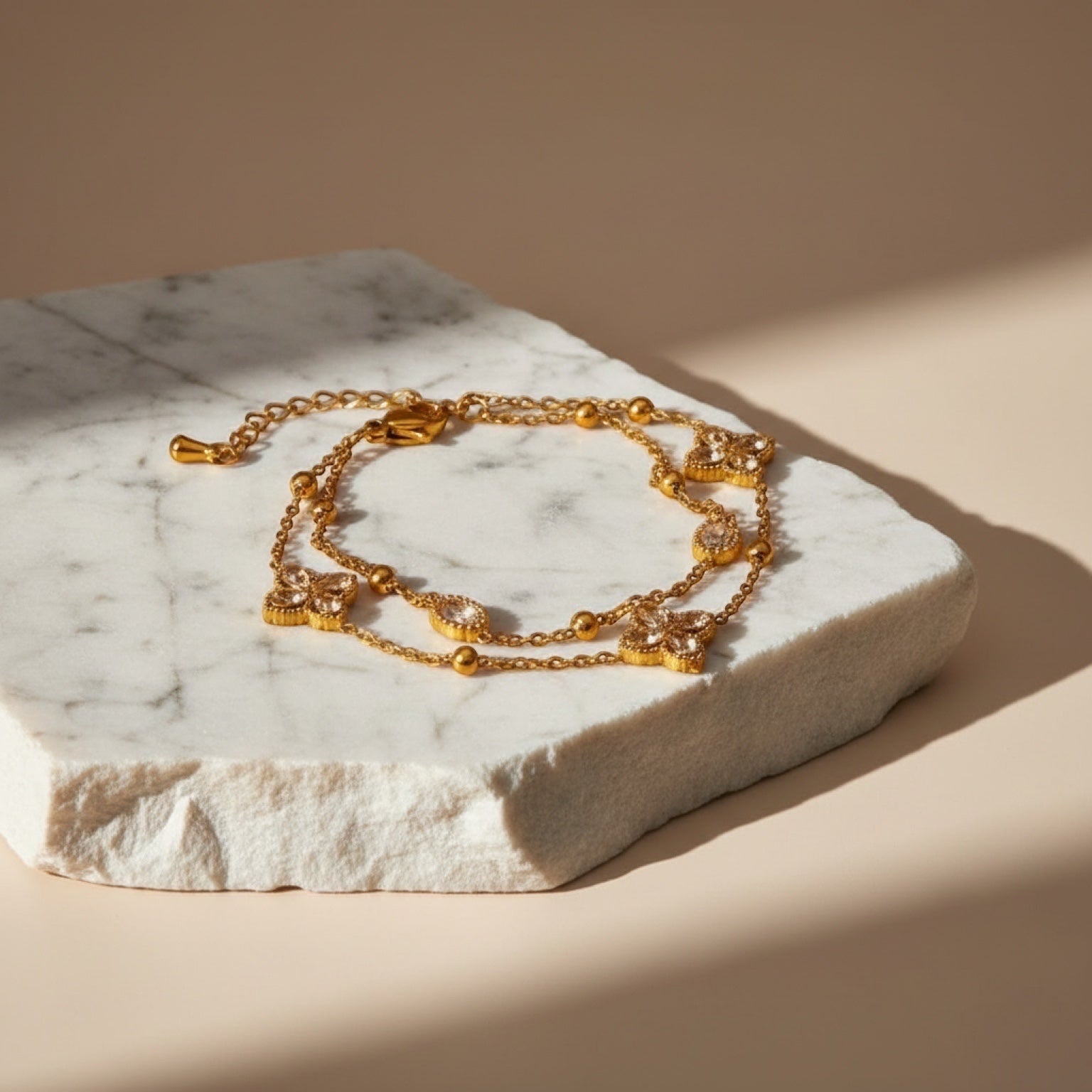 Chévereh gold double-chain bracelet with crystal-embellished four-leaf clover charms, made of 304 stainless steel.