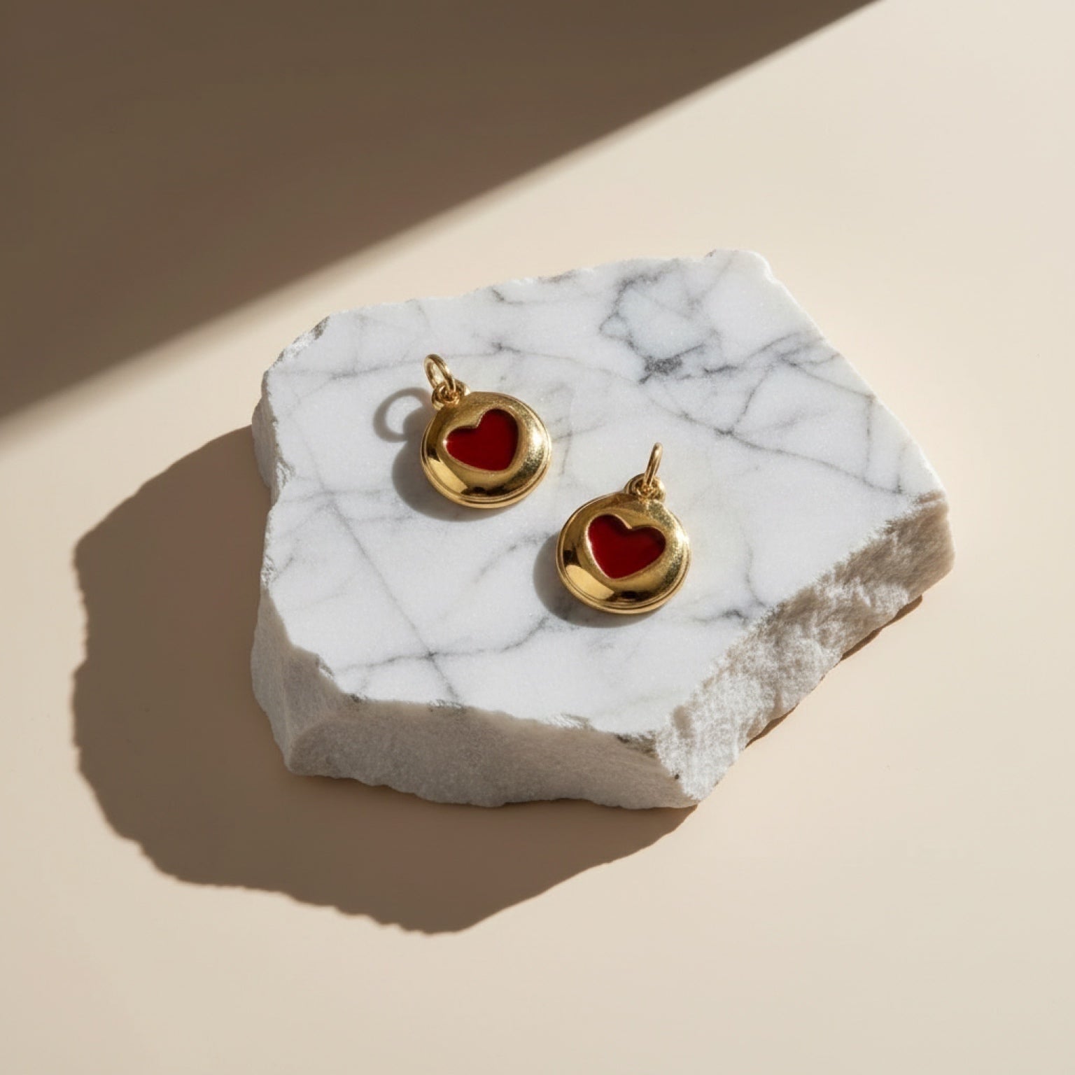Chévereh gold heart charms with red enamel inlay, made of stainless steel. Perfect for jewelry making.