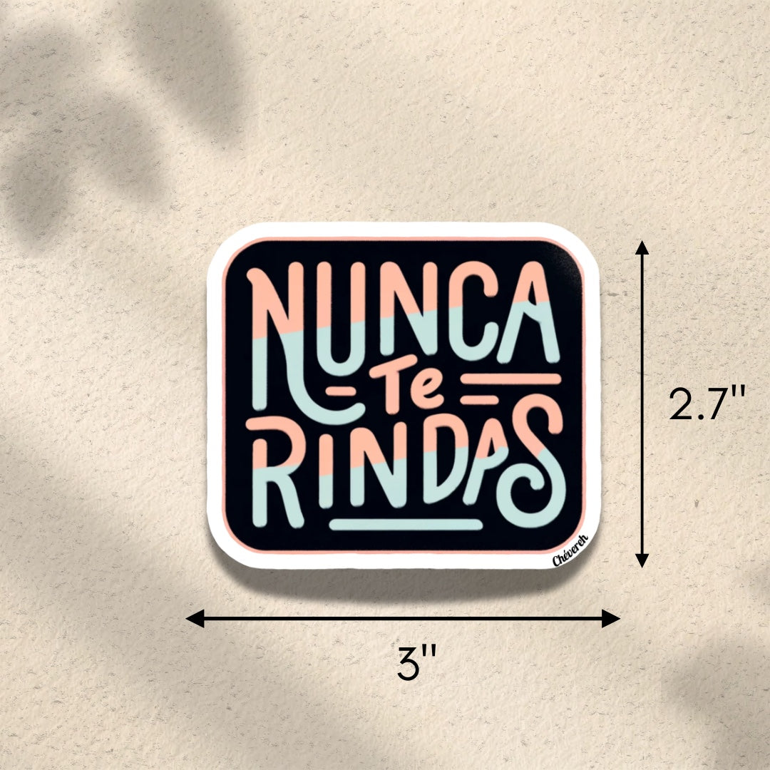 Chévereh waterproof vinyl sticker with pastel typography saying "Nunca Te Rindas" on a dark background.