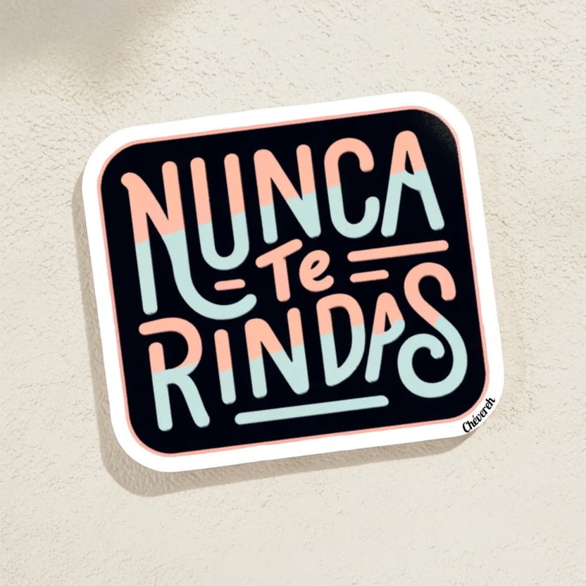 Chévereh 'Nunca Te Rindas' vinyl sticker with pastel pink and blue lettering on a dark background. Waterproof glossy finish.