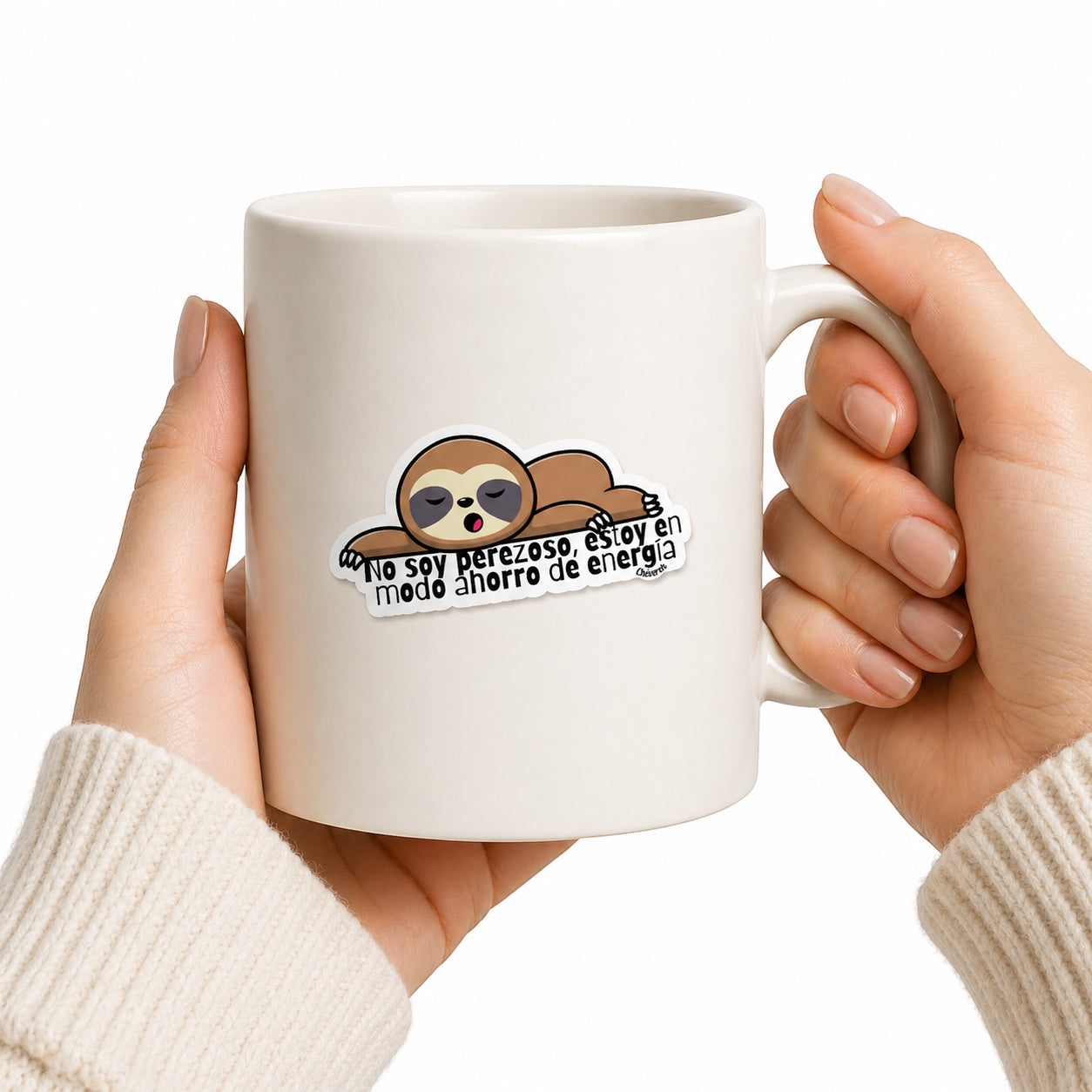 Chévereh sloth sticker with Spanish text "No soy perezoso, estoy en modo ahorro de energía" on a white mug.
