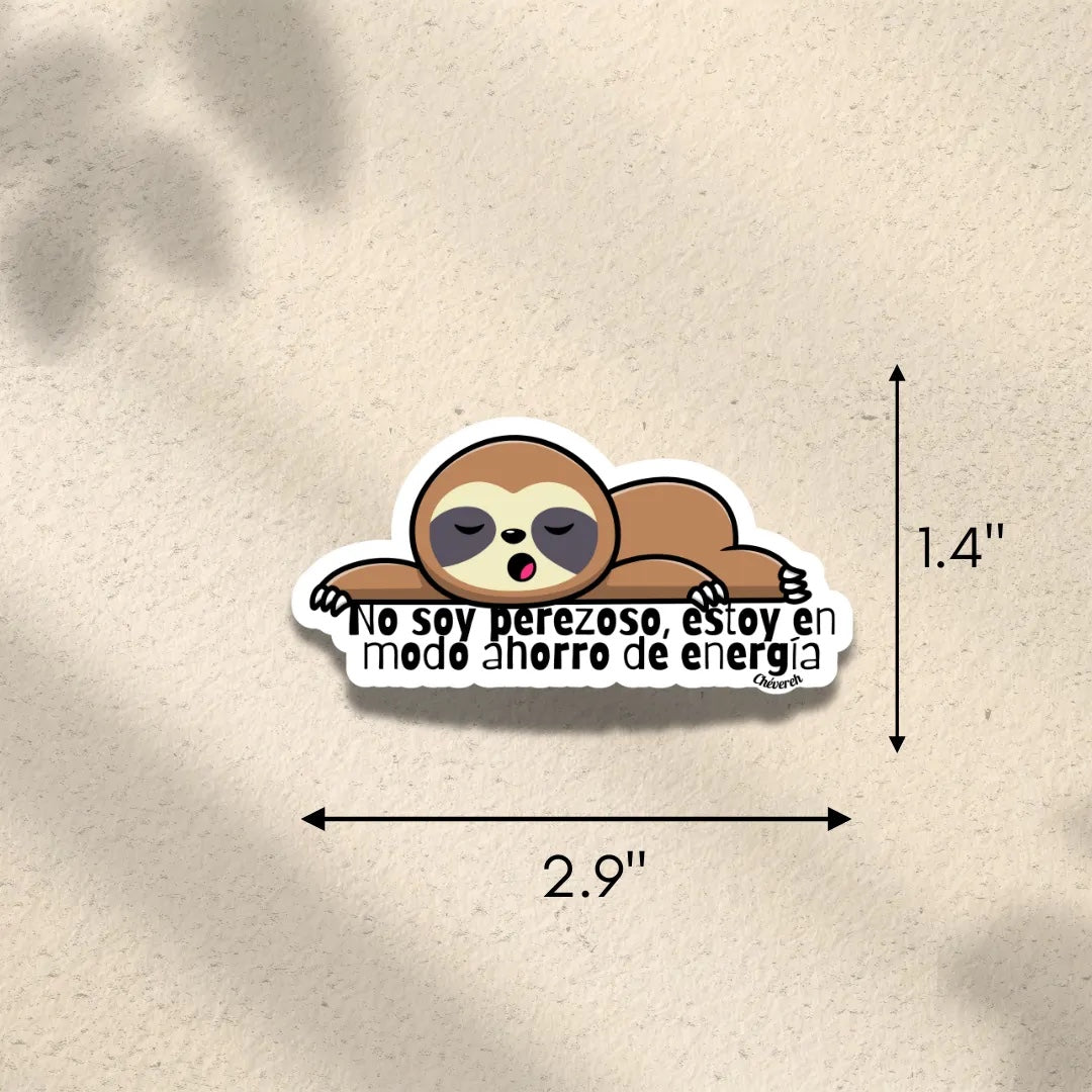 Chévereh No Soy Perezoso vinyl sticker featuring a cute brown sloth with closed eyes and an open mouth, resting on a cloud-like shape. Text reads "No soy perezoso, estoy en modo ahorro de energía". Waterproof, glossy finish.