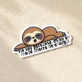Chévereh No Soy Perezoso vinyl sticker featuring a cute brown sloth sleeping with eyes closed and mouth open, text reads "No soy perezoso, estoy en modo ahorro de energía".