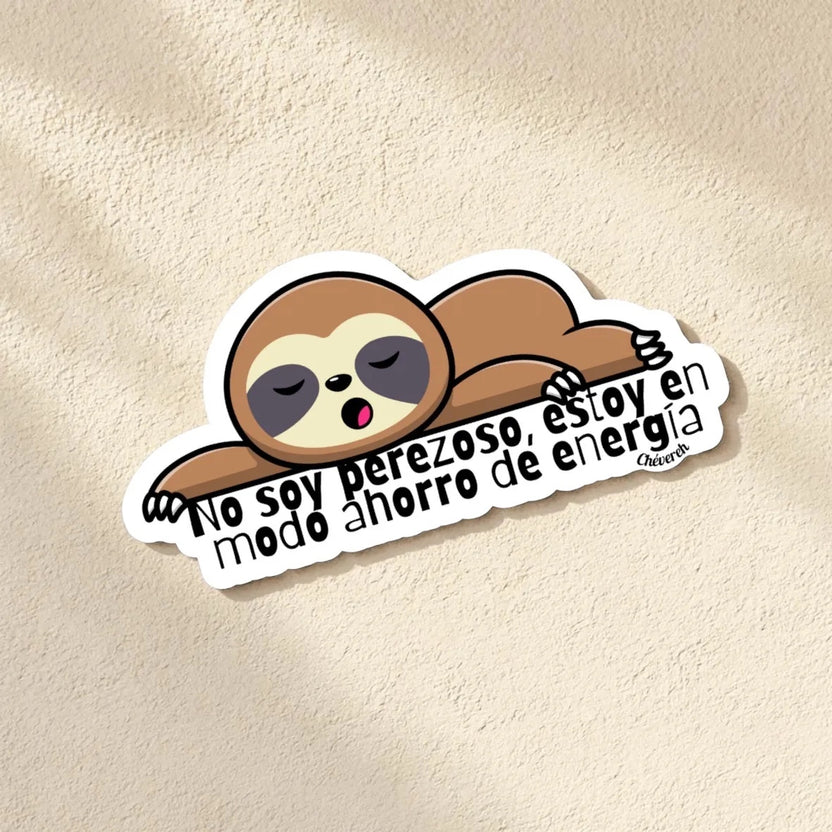 Chévereh No Soy Perezoso vinyl sticker featuring a cute brown sloth sleeping with eyes closed and mouth open, text reads "No soy perezoso, estoy en modo ahorro de energía".